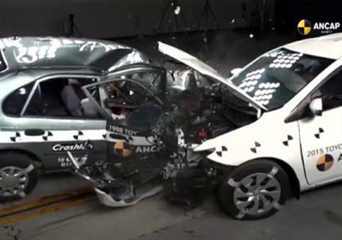 Crashtest Toyota Corolla: Baujahr 1998 VS 2015