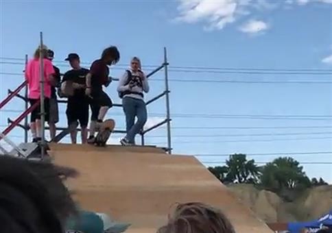 Peng! Mit dem Skateboard die Rampe runter