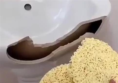 Waschbecken mit Instant-Nudeln reparieren