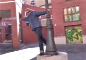 Tanz an der Straßenlaterne