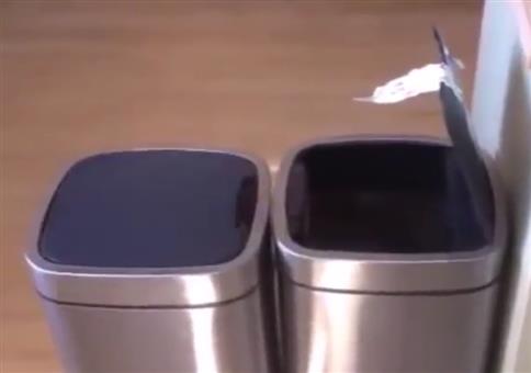 Zwei automatische Mülleimer