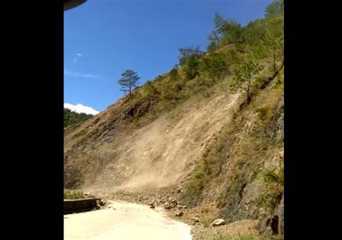 Vorsicht: Leichter Steinschlag droht!