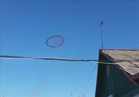 Dunkler Rauchring am Himmel