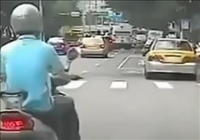 Freundin mit dem Motorroller abschleppen