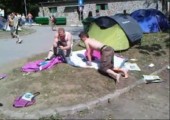 Besoffen ein Zelt aufbauen