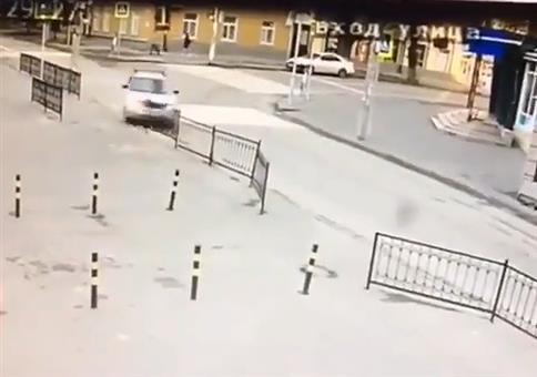 Auto fährt in Absperrgitter