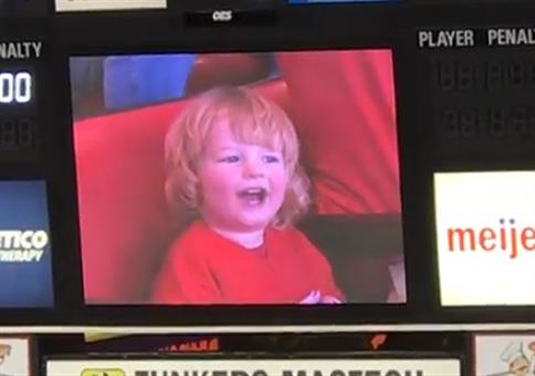 Kleiner Junge begeistert die Massen