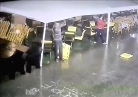 Bei Sturm die Plane festhalten - Gratis Flugstunden