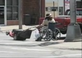 Rollstuhl mit Rasenmäher Antrieb