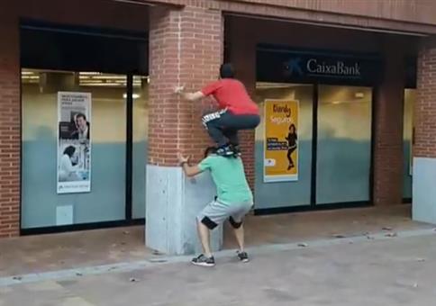 Teamwork: Zu zweit die Wand hoch