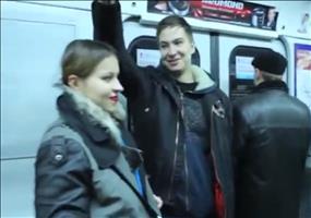 Schlagzeug in der U-Bahn spielen