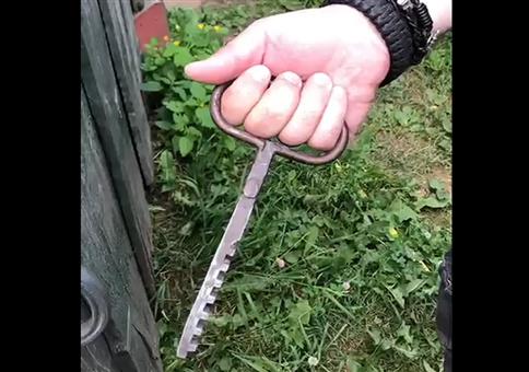 Schlüssel für Tor mit Riegel