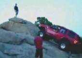 Offroader steht vor Steigung