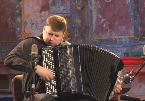 Alexandr Hrustevich ist der Meister auf dem Akkordeon