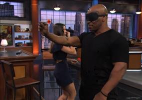 Mike Tyson wirft blind Dartpfeile