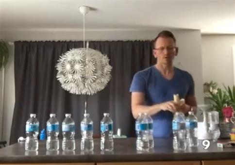 Lehrer verbietet seiner Klasse Bottle-Flips und trollt mit Video