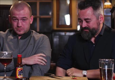 Die schärfste Chili Schote der Welt essen