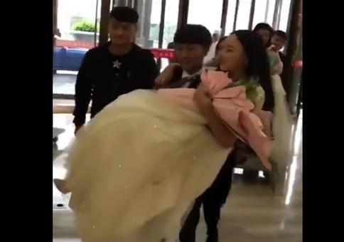 Die Braut über die Schwelle tragen