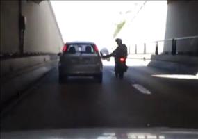 Instant Karma: Motorradfahrer tritt Auto