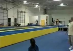Unglaubliche gymnastische Leistung - Der Backflip Mann