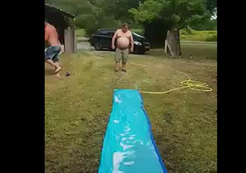 Dickbauch auf der Wasserrutschbahn