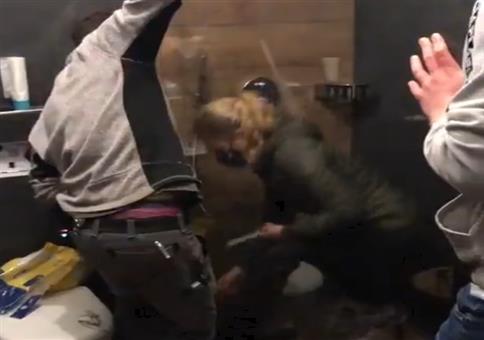 Die neue Duschwand installieren