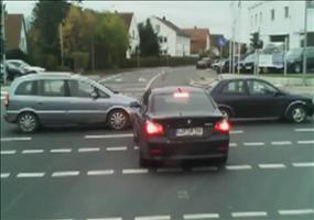 BMW Fahrer erfährt Instant Karma