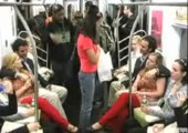 Flash-Mob: Zwillinge in der U-Bahn