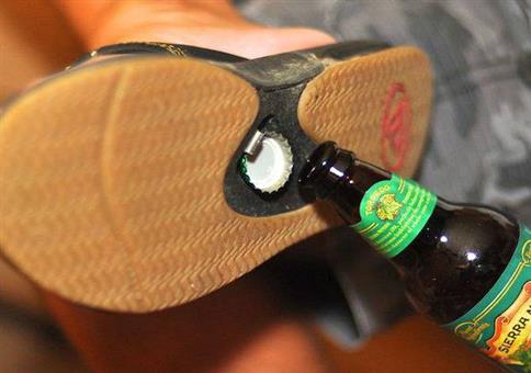 Flaschenöffner an der Sohle