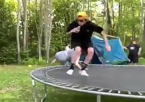 Er sprengt mal eben das Trampolin