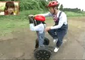 Schimpanse fährt mit Segway 