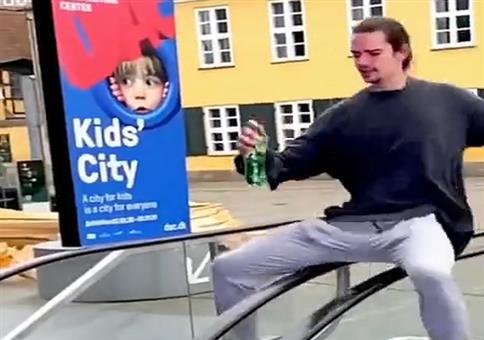 Cooler Abgang über die Rolltreppe