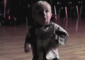 Zweijähriger auf der Tanzfläche