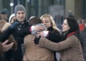 Flashmob: Wildfremde Menschen feiern und umarmen