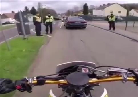 Sich als Franzose in der Polizeikontrolle ausgeben