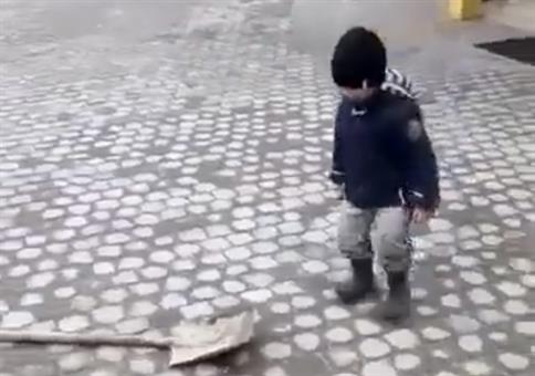 Junge hat Spaß mit Schaufel