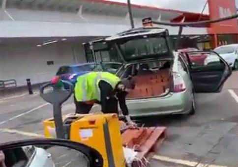 Das Auto mit Steinen voll laden