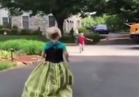 Schwester freut sich jeden Tag auf ihren Bruder