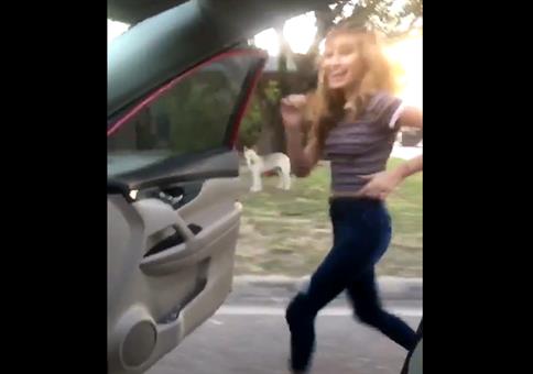 Neben nem fahrenden Auto herlaufen