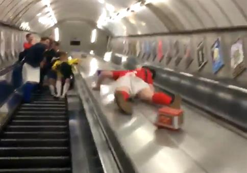 Rolltreppe in der Ubahn runter rutschen - FAIL