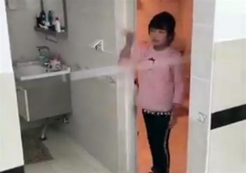 Wenn der Bruder die kleine Schwester ärgert