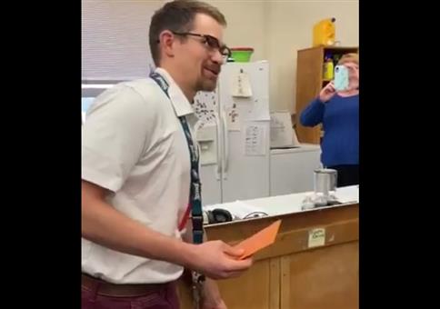 Das Geschenk seiner Schüler bringt ihn zum Weinen