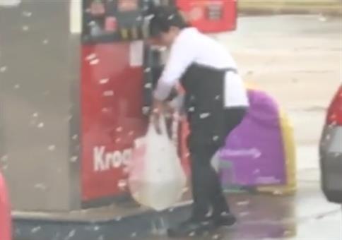 Einmal die Tüte voll machen an der Tankstelle