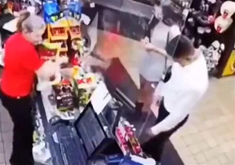 Sie haben ihre Cola vergessen!