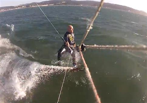 Kitesurfer trifft auf Buckelwal