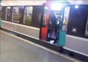 Das passiert mit Leuten, die die Türen der U-Bahn blockieren