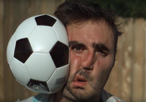 Fußball VS Gesicht in Superzeitlupe