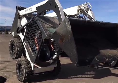 Kompaktlader auf Ladeflächer verladen