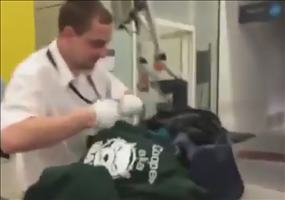 Preinliche Situation bei der Sicherheitskontrolle am Flughafen