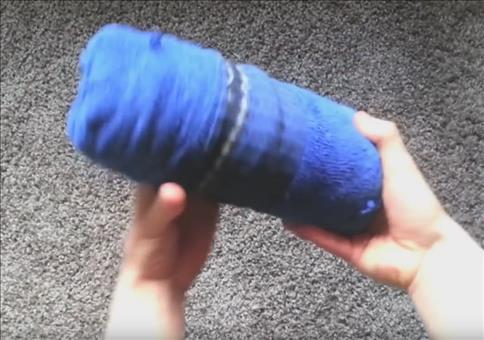 Klamotten kompakt in Socken verstauen